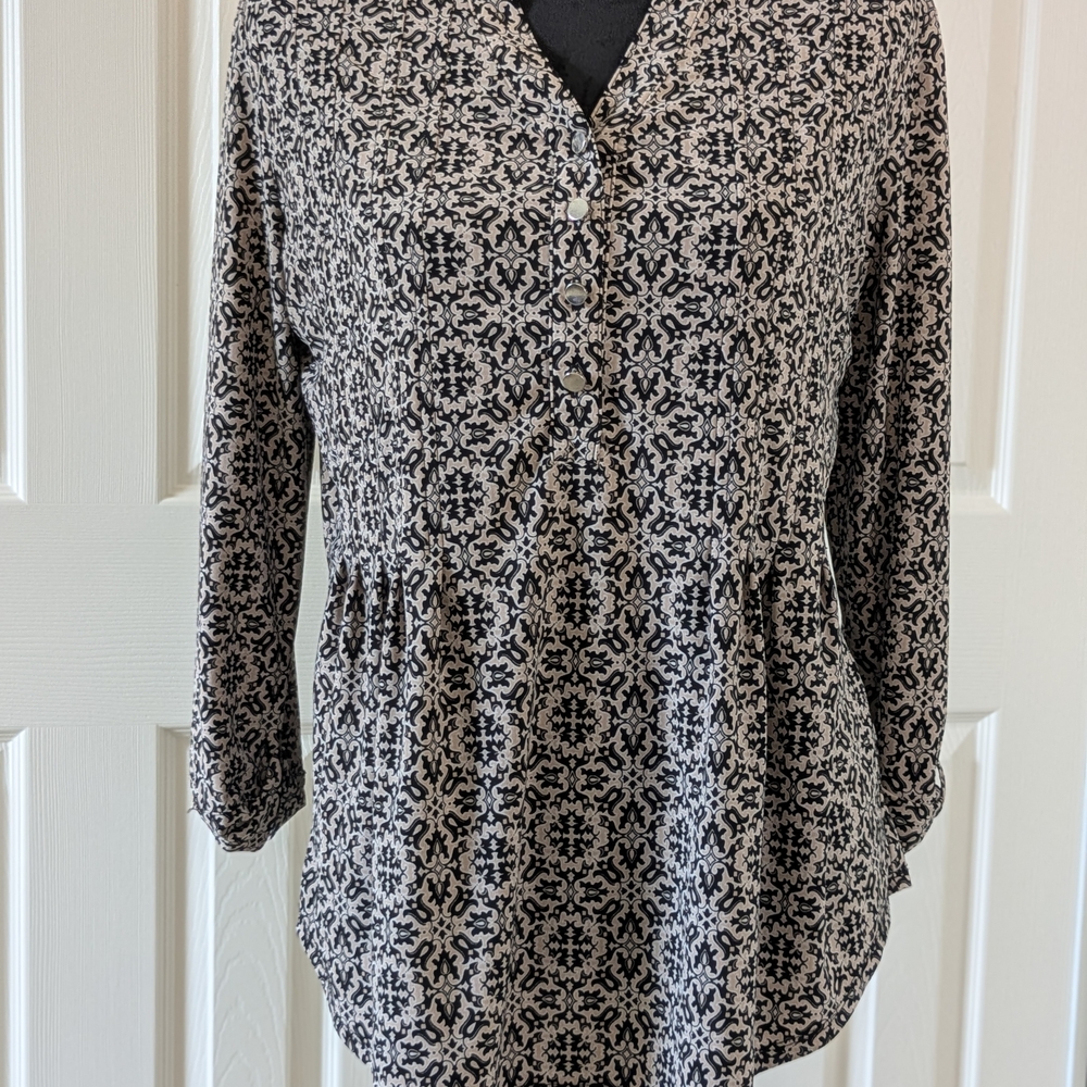 Dress Barn Black and White Fitted Blouse with Notched Collar